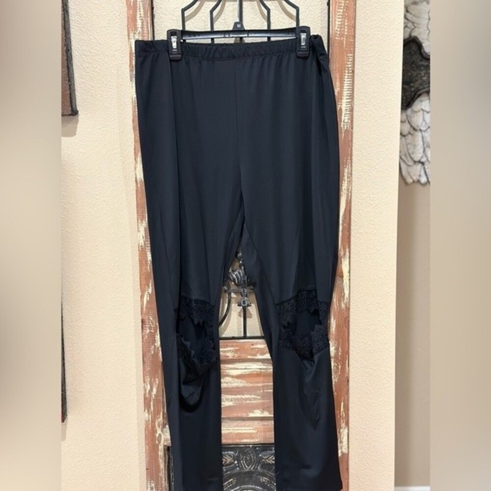 Women’s leggings with lace open knee